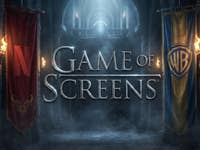 Ein großer Schriftzug: Game of Screens, allerdings in Game-of-Thrones-Schriftart. Links hängt eine Netflix-Fahne, rechts eine von Warner.