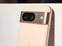 Die Rückseite des Google Pixel 8 mit Blick auf die Kameraleiste