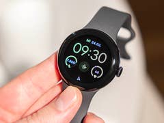 Google Pixel Watch 2 in der Hand