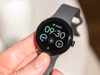 Google Pixel Watch 2 in der Hand