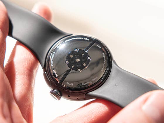 Fitbit-Ladegeräte unterstützen das Aufladen der Google Pixel Watch 2