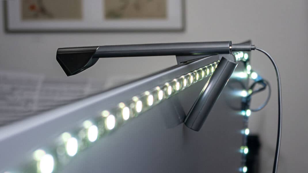 Kamera-Modul des Govee TV Backlight 3 Lite hängt auf der Oberseite eines Fernsehers