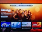 Fernseher mit via Govee TV Backlight T3 Lite passend zum Bildschirminhalt beleuchteter Wand