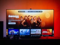 Fernseher mit via Govee TV Backlight T3 Lite passend zum Bildschirminhalt beleuchteter Wand