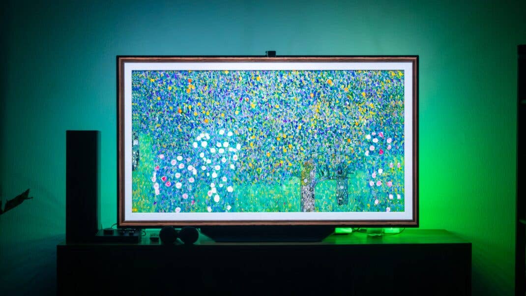 Gemälde auf Fernseher dargestellt und dahinterliegende Wand per Govee TV Backlight 3 Lite farblich passend angeleuchtet