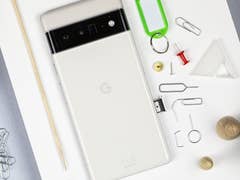 Google-Pixel-Smartphone mit geöffneten SIM-Slot.