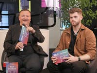 Zwei Männer sitzen in Stühlen auf der IFA, halten Auszeichnungen und diskutieren, mit Pflanzen im Hintergrund.