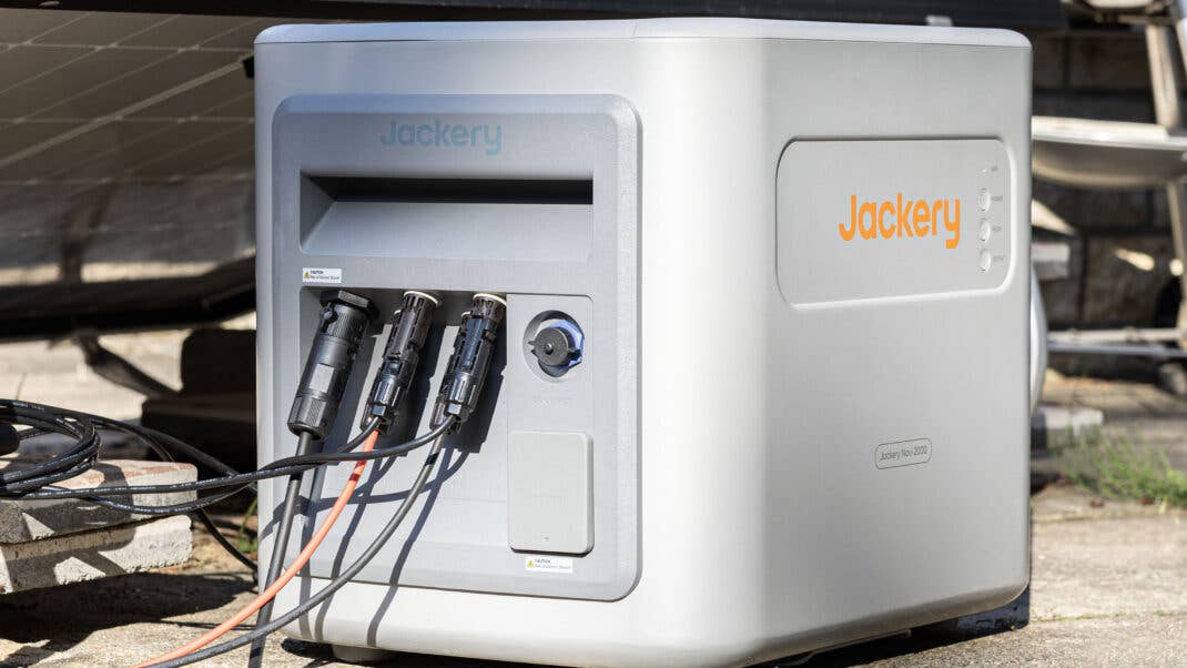 Anschlüsse des Balkonkraftwerk-Speichers Jackery Navi 2000 Anschlüsse des Balkonkraftwerk-Speichers Jackery Navi 2000