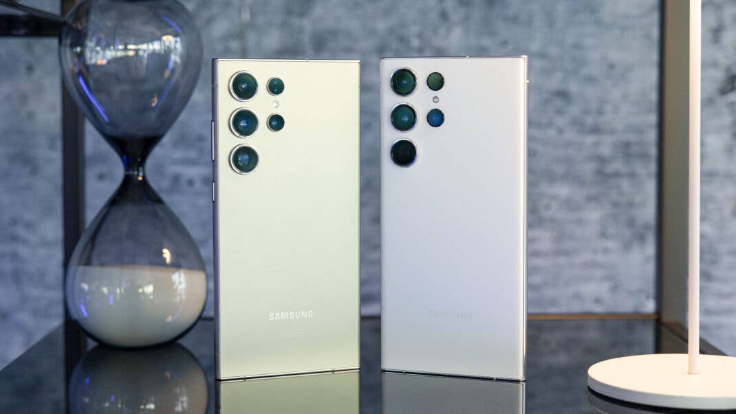 Samsung Galaxy S24 Ultra neben Galaxy S23 Ultra im Vergleich