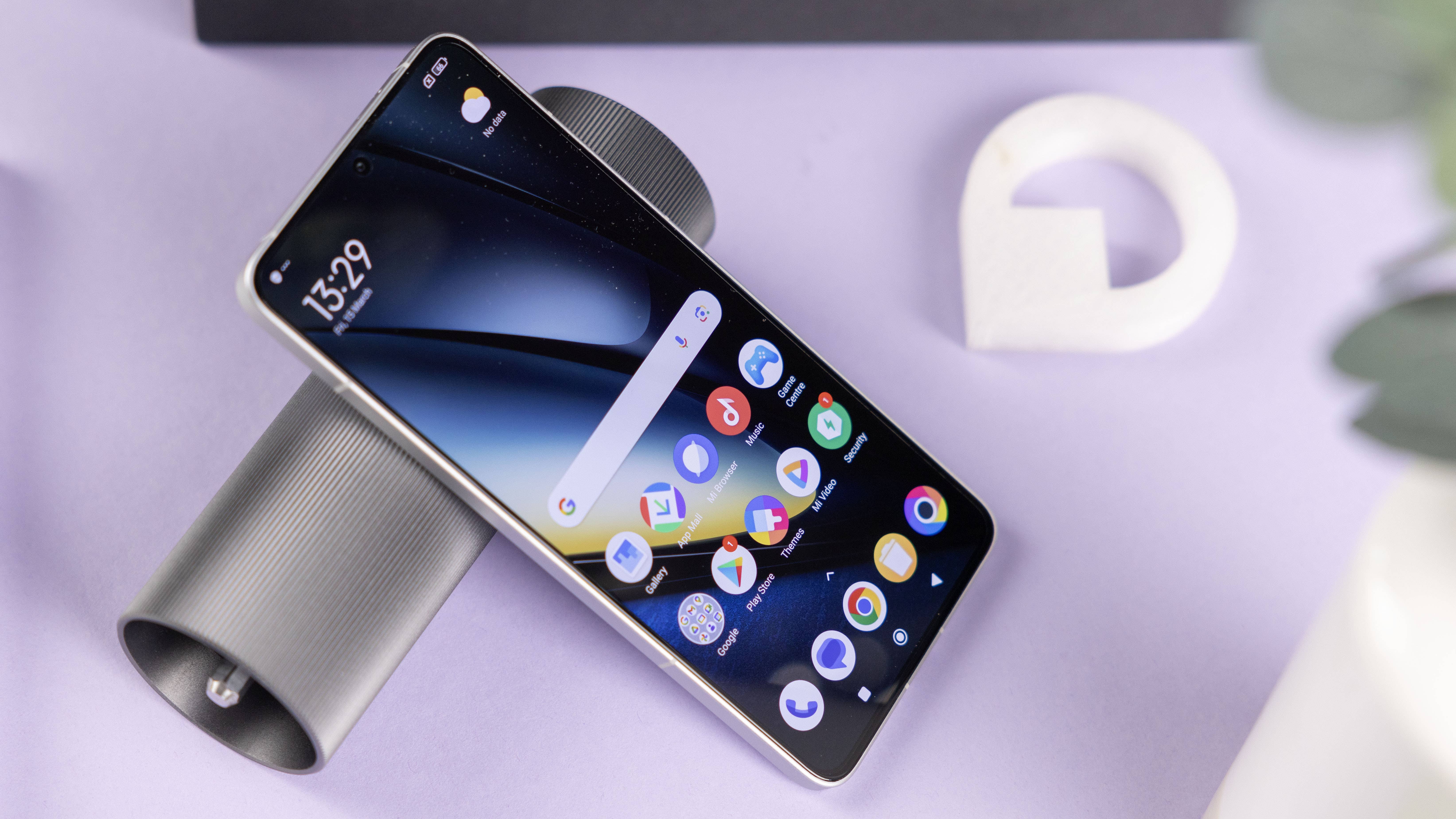 Poco F6 Pro mit eingeschaltetem Display liegt auf einem Tisch