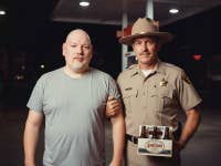 Casi wird nach dem Bier-Diebstahl an einer Tanke von einem US-Sheriff in Gewahrsam genommen