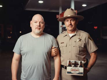 Casi wird nach dem Bier-Diebstahl an einer Tanke von einem US-Sheriff in Gewahrsam genommen