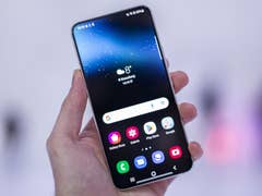 Samsung Galaxy S22 in der Hand