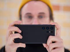 Ben, der das Samsung Galaxy S22 Ultra hält.