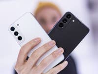 Das Samsung Galaxy S22 und das S22 Plus auf einem Bild.