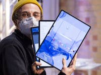 Ben zeigt die drei Samsung Galaxy S8 Tablets