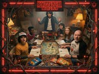 Die Stranger-Things-Helden sitzen zusammen mit einem Mann im Keller und spielen Dungeons and Dragons.
