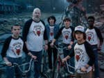 Die Stranger-Things-Gang steht mit mir auf der Straße in Hawkins, im Hintergrund lauert ein Demogorgon.