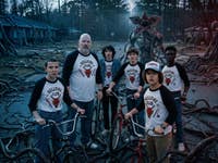 Die Stranger-Things-Gang steht mit mir auf der Straße in Hawkins, im Hintergrund lauert ein Demogorgon.