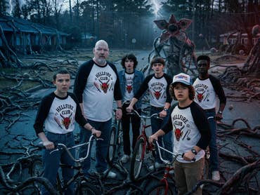 Die Stranger-Things-Gang steht mit mir auf der Straße in Hawkins, im Hintergrund lauert ein Demogorgon.