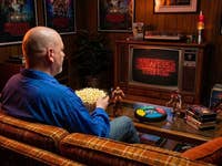 Casi sitzt auf der Couch in seinem 80s-Wohnzimmer und sieht Stranger Things