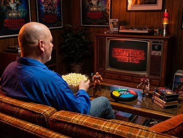 Casi sitzt auf der Couch in seinem 80s-Wohnzimmer und sieht Stranger Things