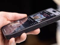 Nahaufnahme der Torras Ostand-Hülle für das iPhone 15 Pro, die die präzisen Aussparungen für die Lautstärketasten und den Stummschalter hervorhebt