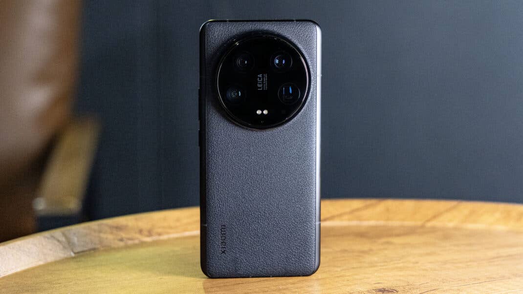 Xiaomi 14 Ultra von hinten, auf einem Tisch stehend Xiaomi 14 Ultra von hinten, auf einem Tisch stehend