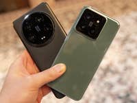 Xiaomi 14 Ultra, zusammen mit dem Xiaomi 14 in einer Hand gehalten