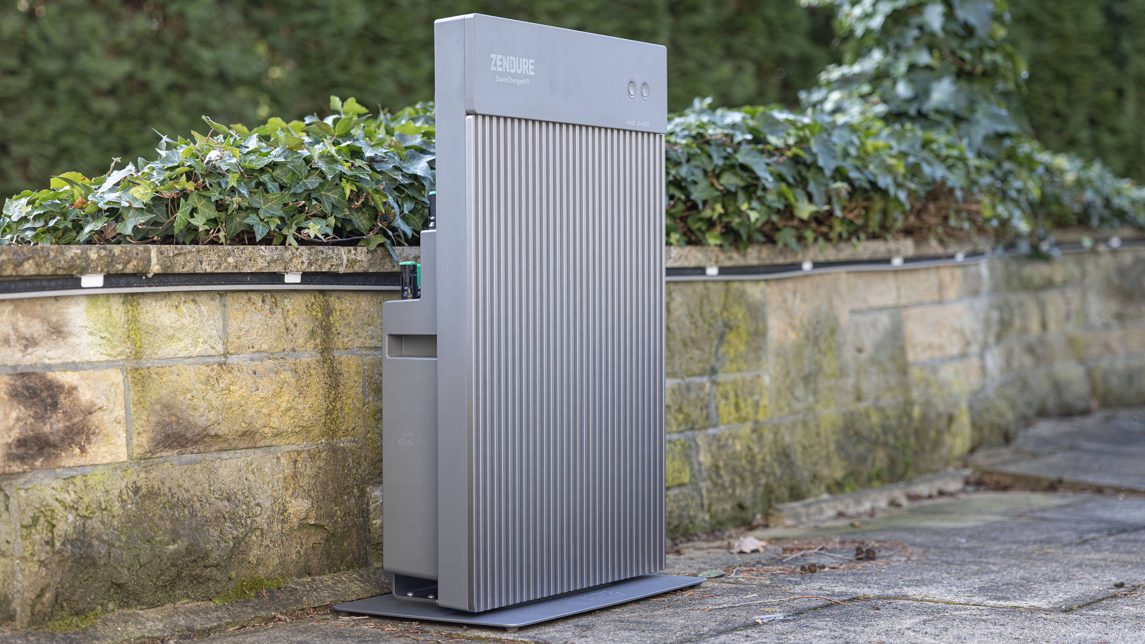 Zendure AIO 2400 auf Standfuß in der Totale