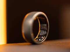 Eine Nahaufnahme des Amazfit Helio Rings, die sein elegantes Design und Details zeigt.