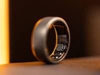 Eine Nahaufnahme des Amazfit Helio Rings, die sein elegantes Design und Details zeigt.