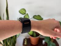 Nahaufnahme eines Handgelenks mit einem schwarzen Amazfit Helio-Armband.