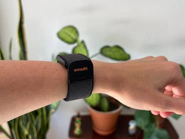 Nahaufnahme eines Handgelenks mit einem schwarzen Amazfit Helio-Armband.