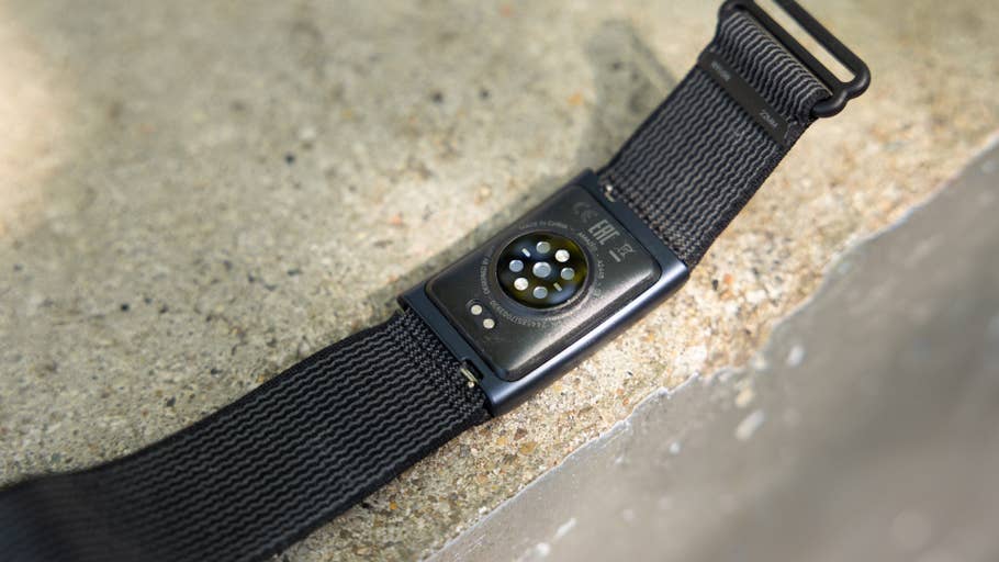 Nahaufnahme eines schwarzen Amazfit Helio-Armbands auf einer Betonoberfläche.