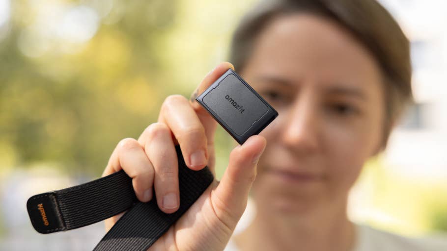 Eine Person hält ein Amazfit Helio-Armband in der Hand und zeigt dessen Design.