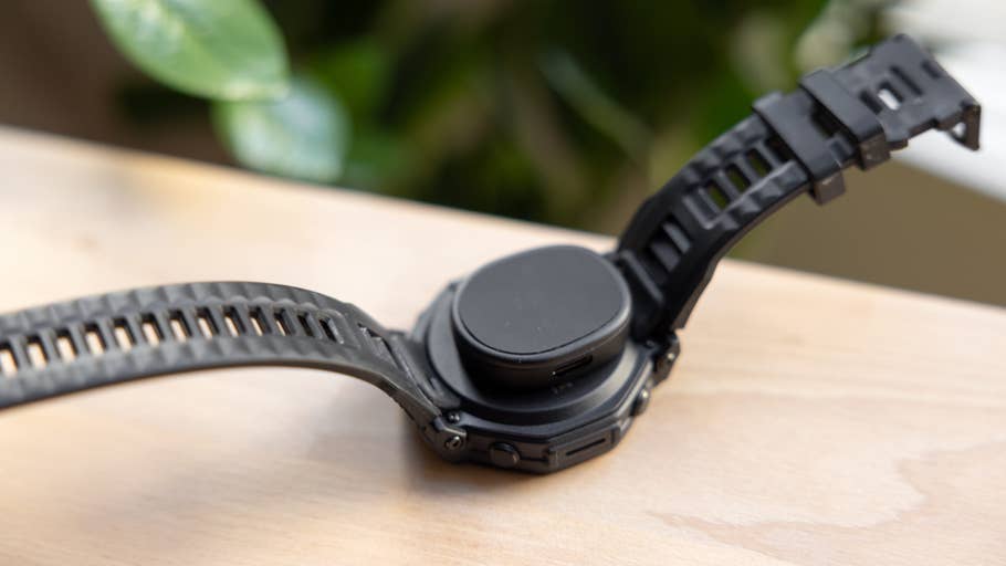 Amazfit T-Rex Pro 3 Smartwatch auf einer Holzoberfläche, die ihr robustes Design und flexibles Armband zeigt.