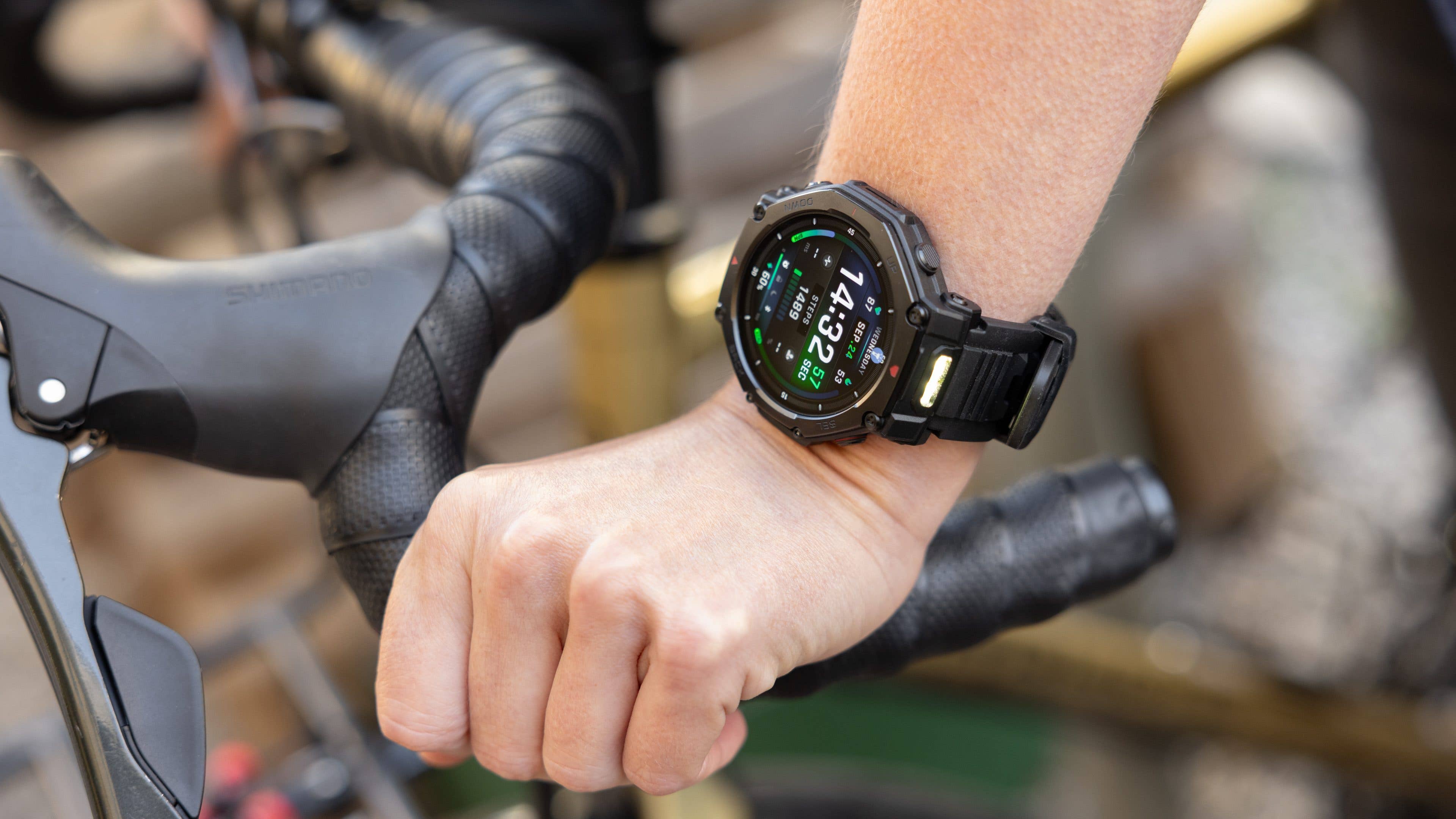 Die Amazfit T-Rex 3 Pro überzeugt mit robustem Design und Outdoor-Fokus – gebaut, um jedes Abenteuer zu bestehen. Eine Hand mit einer Amazfit T-Rex Pro 3-Smartwatch am Fahrradlenker, die Uhrzeit und Fitnessdaten anzeigt.