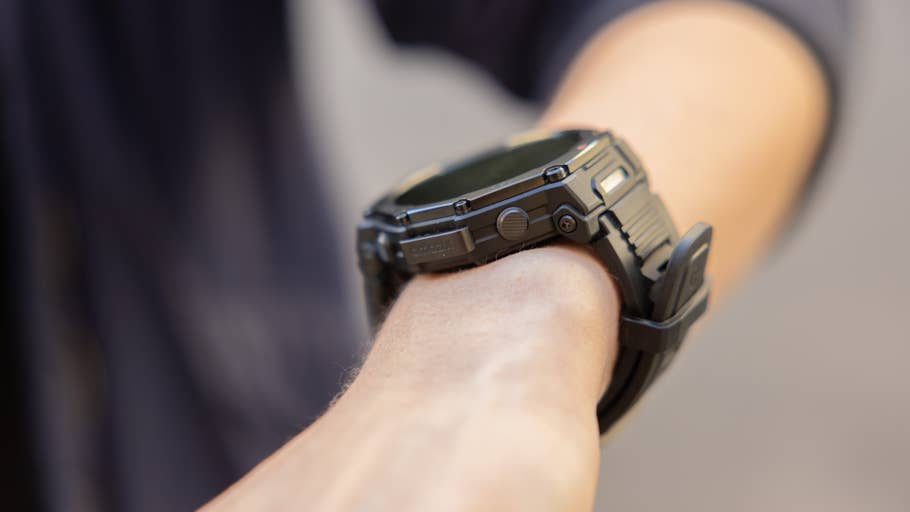 Eine Nahaufnahme einer Amazfit T-Rex Pro 3 Smartwatch am Handgelenk einer Person.