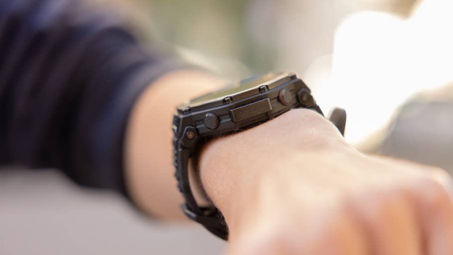 Eine Nahaufnahme einer schwarzen Amazfit T-Rex Pro 3 Smartwatch am Handgelenk.