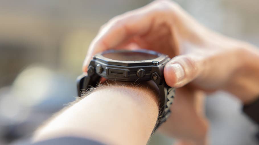 Eine Person passt eine Amazfit T-Rex Pro 3 Smartwatch an ihrem Handgelenk an.