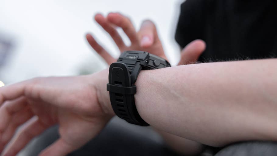 Eine Nahaufnahme eines Handgelenks mit einer Amazfit T-Rex Pro 3 Smartwatch.