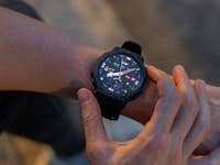 Eine Person passt eine Amazfit T-Rex Pro 3 Smartwatch an ihrem Handgelenk an.