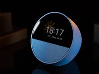Amazon Echo Spot in Nahaufnahme von vorn