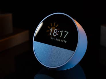 Amazon Echo Spot in Nahaufnahme von vorn