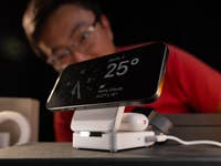 Rubens blickt auf die Anker MagGo Ladestation, die mehrere Geräte auflädt