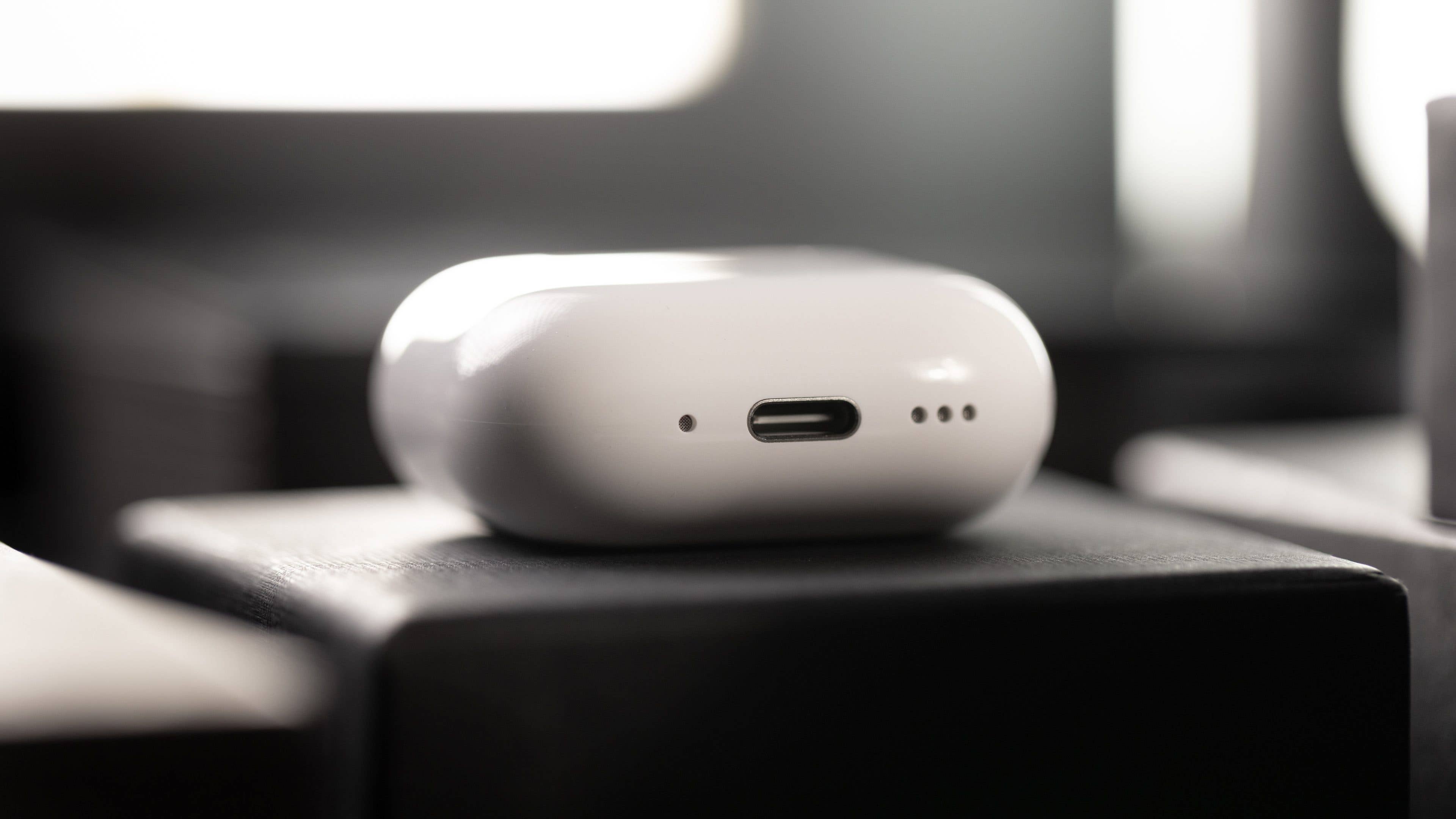 Nahaufnahme eines weißen Apple AirPods Ladecases mit USB-C-Anschluss.