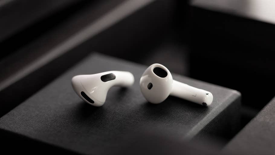 Weiße Apple AirPods auf einem dunklen Hintergrund, die ihr elegantes Design zeigen.