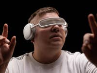 Antoine trägt die Apple AirPods Max – mit dem Bügel über den Augen