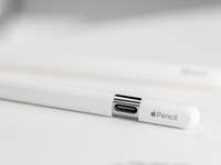 Apple Pencil der dritten Generation mit offenem USB-C-Port.